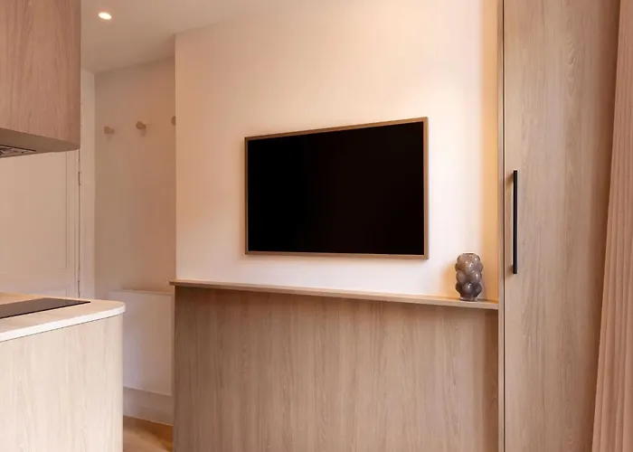 Refined With Balcony - 2p - Saint Lazare Appartement