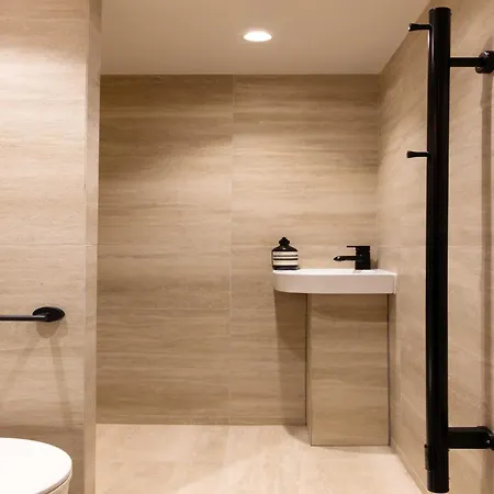Refined With Balcony - 2p - Saint Lazare *
