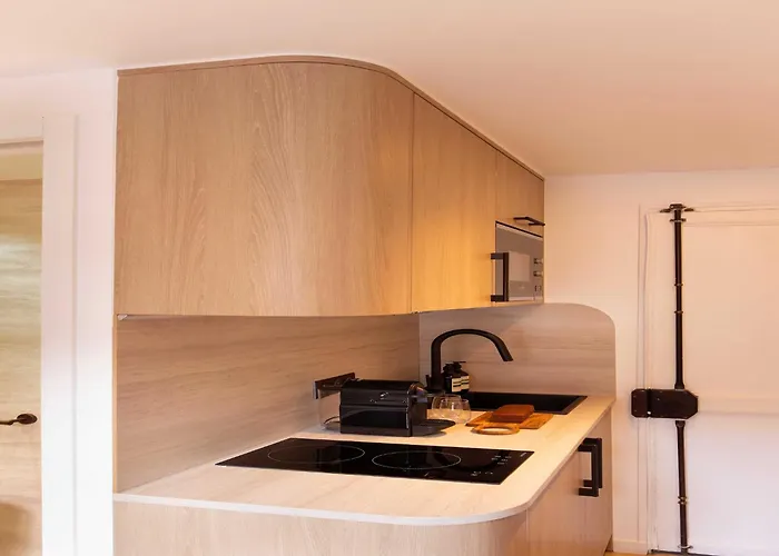 Refined With Balcony - 2p - Saint Lazare *