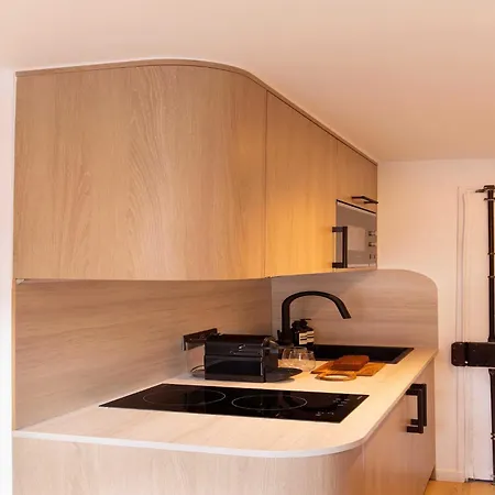 Refined With Balcony - 2p - Saint Lazare *